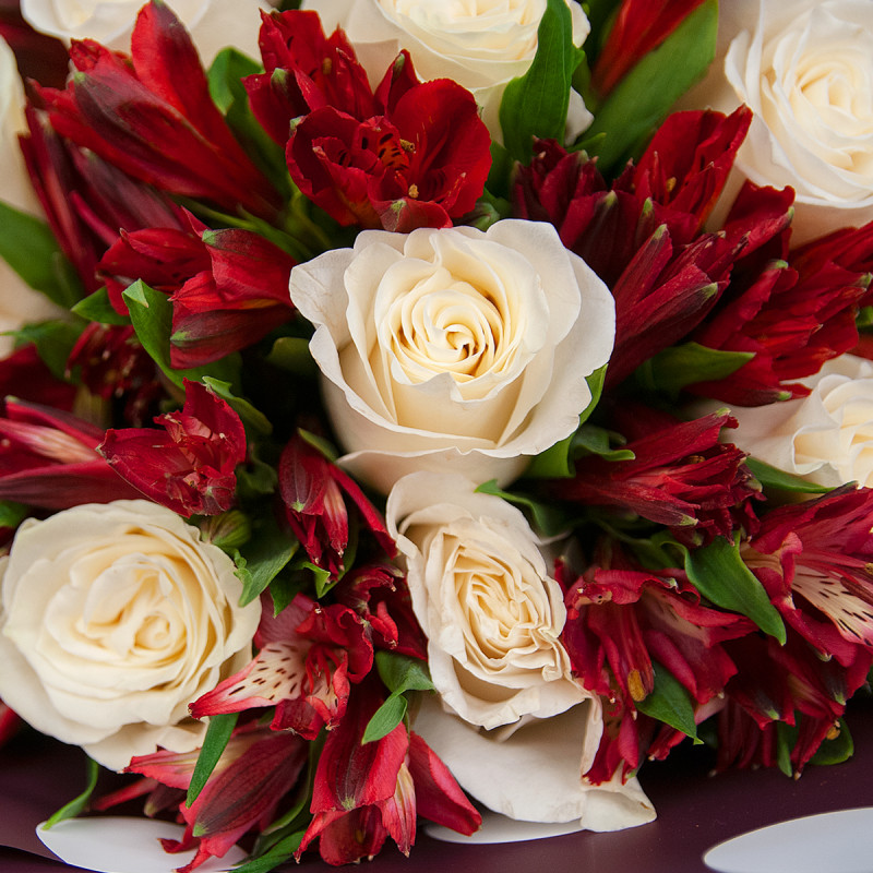 Букет из белых роз и красных альстромерий – гармония страсти и чистоты Тверь Тверская область